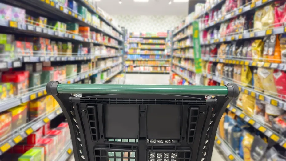 Din 12 august se schimbă etichetele produselor din magazine. Regulile noi pe care trebuie să le știe toți românii
