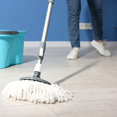 Ce să pui în apa de mop ca să ai podele curate și parfumate. Trucuri simple pentru un miros plăcut în toată casa
