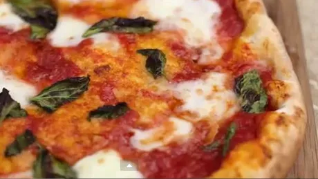 Cum prepari simplu şi uşor aluatul de pizza - video cu Gennaro Contaldo