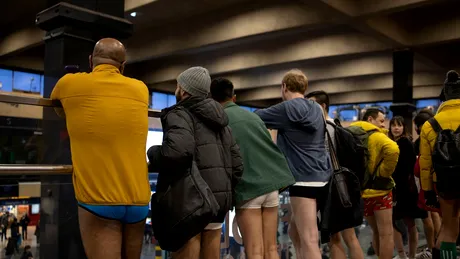 Eveniment inedit în Londra. Pasagerii au călătorit semi-dezbrăcați