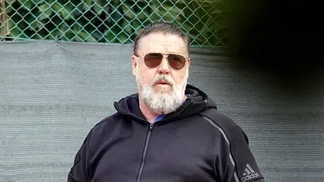 Russell Crowe, de nerecunoscut pe terenul de tenis. Actorul a luat câteva kilograme în plus