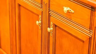 Cum cureți corect mobilierul laminat, fără să-l deteriorezi