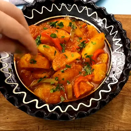 Condimentul pe care să nu-l pui în tocănița de cartofi, niciodată. Îi strică gustul și poți să o arunci la gunoi