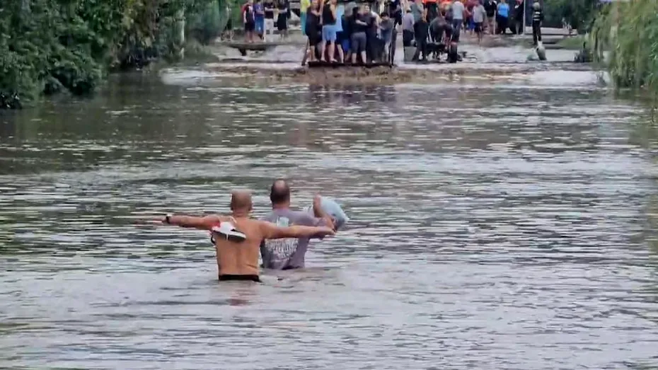 Peste 6.000 de oameni din patru județe au fost evacuați din calea apelor: 