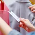 Câte bacterii există, de fapt, pe hainele din magazine. Motivul pentru care trebuie să le speli neapărat după ce le cumperi