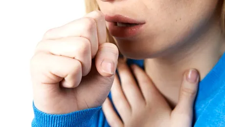 Te confrunți cu secreții în gât care durează de săptămâni sau luni? De vină poate fi excesul de acid din stomac