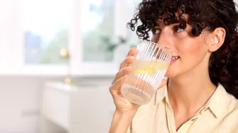 Trebuie să bei apă imediat după trezire? Ce spun experții despre acest obicei