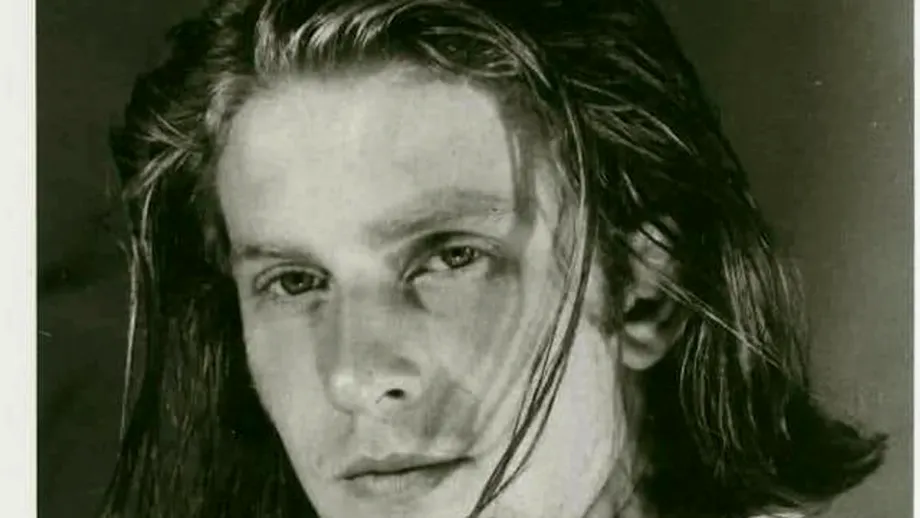 Îl recunoști? Astăzi este unul dintre cei mai îndrăgiți actori, însă drumul lui nu a fost deloc ușor