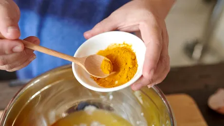 Condimentul lăudat ca remediu natural pentru inflamații, dureri articulare și tulburări de dispoziție. Costă sub 20 de lei și trebuie să-l consumi 14 zile pentru a-și face efectul