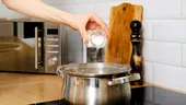 Ai pus prea multă sare în mâncare? Trucurile simple care te ajută să salvezi rapid preparatul