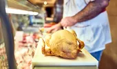 Alertă alimentară în România. Peste 500 de kilograme de carne de pui contaminată cu Salmonella și hering cu paraziți, retrase de la vânzare