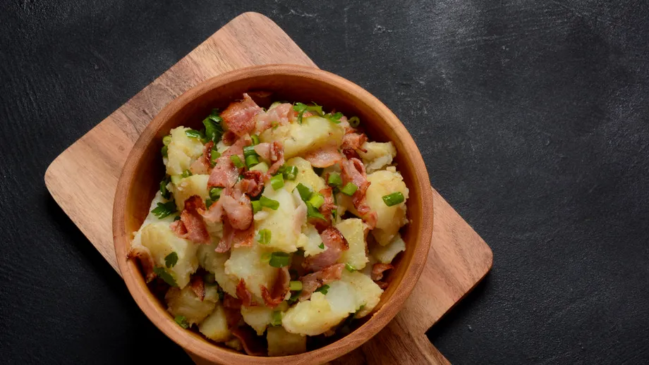 Rețetă de salată bavareză. Se pregătește din ouăle rămase de Paște și e un deliciu