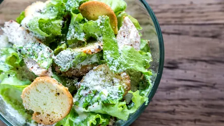 Cum să faci salată Caesar dacă nu ai carne de pui? Secretele pentru gustul perfect obținut acasă