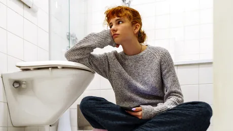 Te trezești de două sau trei ori pe noapte pentru a merge la toaletă? Iată care ar putea fi cauza