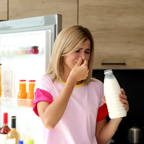 Greșeala pe care mulți români o fac. Câte zile rezistă laptele în frigider, de fapt