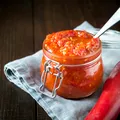 Trucul gospodinelor pentru o zacuscă ce rezistă toată iarnă. Ce trebuie să pui în borcan la final?