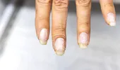 Uleiul din bucătărie care îți tratează cuticulele uscate. Timp de 5-10 minute trebuie să îl lași să acționeze