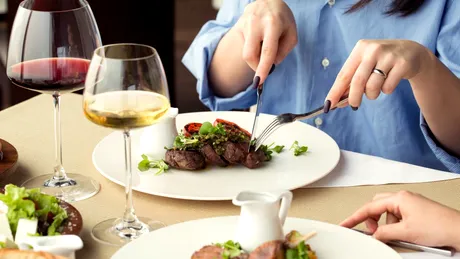 Alimentele pe care ar trebui să le eviți complet la cină. Avertismentul unui medic nutriționist: îți pot sabota dieta