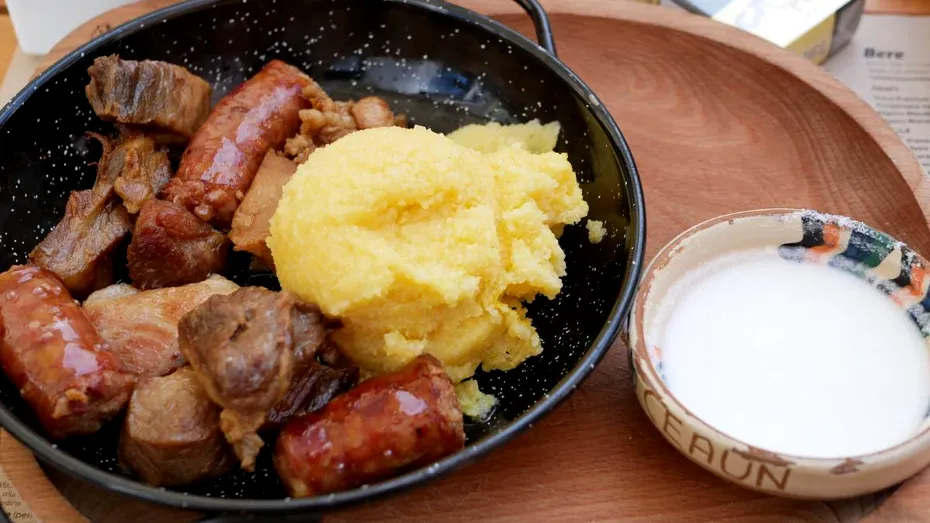 Tochitură moldovenească cu Cârnați Durdulii de la Matache Măcelaru'