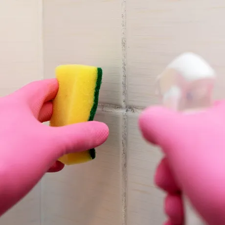 Cele mai bune metode să cureți chitul din baie. Rosturile vor arăta impecabil