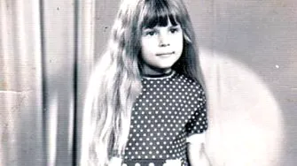 Fetiţa din poză a ajuns una dintre cele mai influente femei din România. Azi, toată lumea îi ştie numele. O recunoşti?
