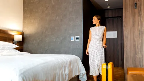 Trucul simplu pe care îl folosesc unii călători când ajung la hotel. Tot ce ai nevoie este de o sticlă de apă