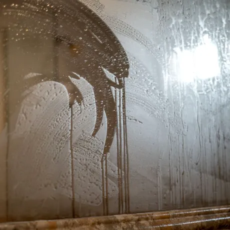 Amestecul ieftin care te ajută să cureți oglinzile din baie. Nu ai nevoie decât de 3 ingrediente din casă