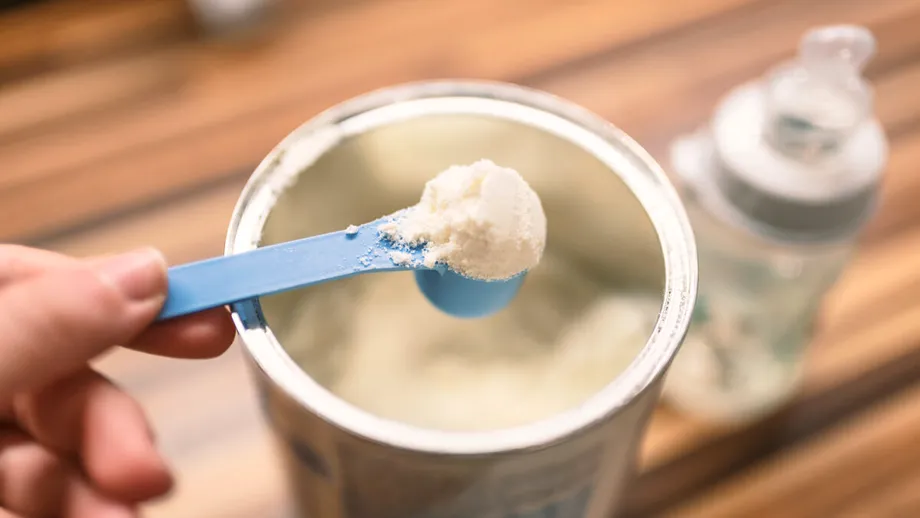 Alertă alimentară globală! Lactalis retrage din magazine laptele praf pentru sugari. Lista țărilor vizate