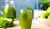 Cura de 5 zile cu suc de pătrunjel și măr verde. Ce spun studiile despre detoxifierea ficatului și creșterea energiei