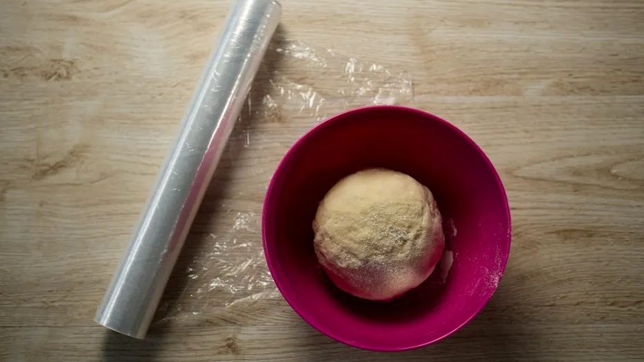 În ce tip de castron crește mai repede aluatul de cozonac - inox, sticlă sau plastic?