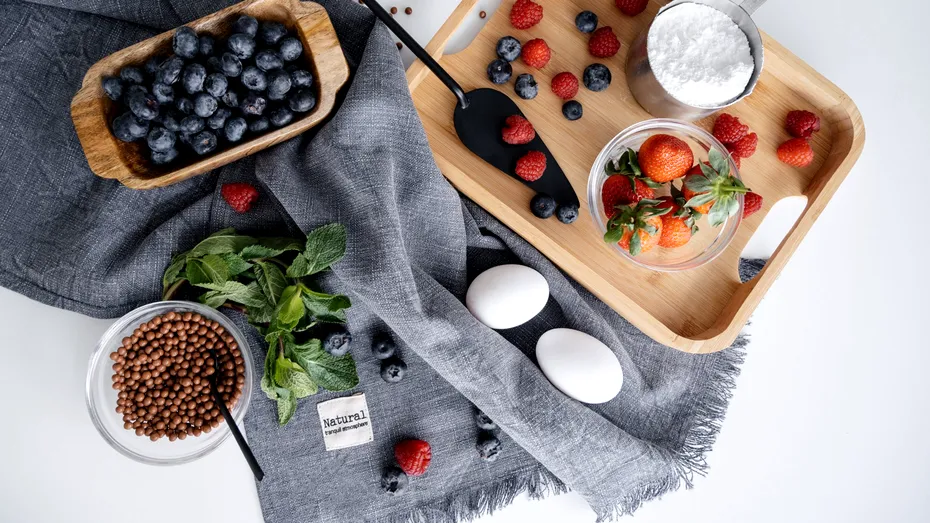 French toast cu fructe de pădure pentru micul dejun