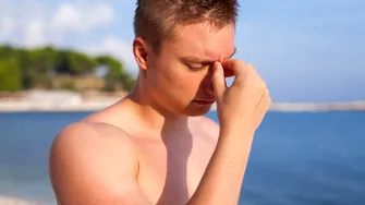 De ce te doare capul după o zi la plajă, chiar dacă ai băut apă. Cauzele pe care poate nu le iei în calcul