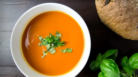 8 motive să mănânci supă de roșii