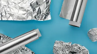 Greșeala pe care o faci când folosești folia de aluminiu. Poate schimba gustul mâncării fără să-ți dai seama