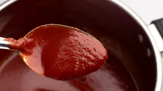 Cum prepari un bulion de roșii rapid și gustos, cu doar 5 minute de fierbere. Nu fermentează peste iarnă!