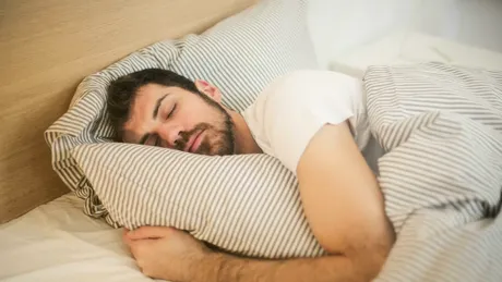 Somnul neregulat poate conduce la demență. Cât trebuie să dormim pentru a avea corpul și mintea odihnite?