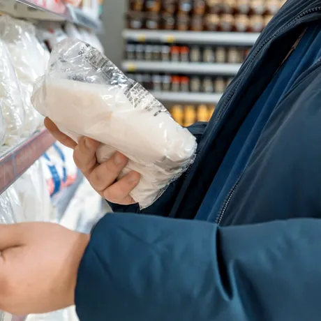 Românii cumpără mai puțin: consumul de alimente și băuturi în scădere, pe fondul prețurilor tot mai mari / VIDEO