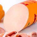Parizer de porc doar pe etichetă! Analizele au descoperit aproape deloc carne de porc, deși pe etichetă scria 50%