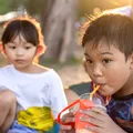 Avertisment pentru părinți! Băutura considerată sănătoasă care ar putea crește riscul de hipertensiune la copii