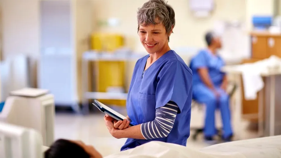 Ce salariu are o asistentă medicală în 2026, la stat VS în sistemul medical