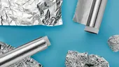 Greșeala pe care o faci când folosești folia de aluminiu. Poate schimba gustul mâncării fără să-ți dai seama