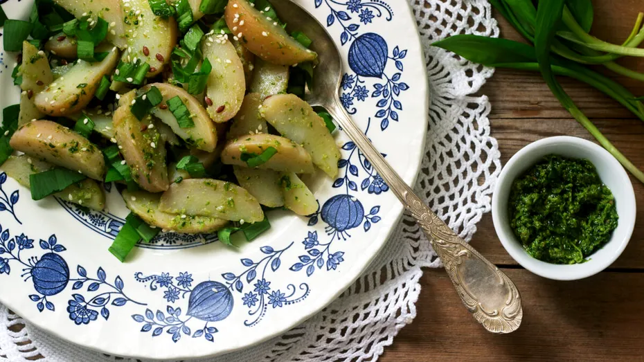 Salată caldă de cartofi noi cu leurdă. Bucătarul Bărbosu' a detaliat rețeta completă