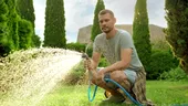 Greșeala pe care mulți o fac când udă gazonul vara! Ora la care iarba absoarbe cel mai bine apa