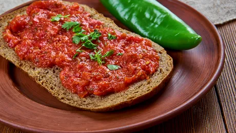 Cea mai bună rețetă de zacuscă de vinete cu gogoșari copți. Îți spunem toate secretele, ca să obții o zacuscă de nota 10!