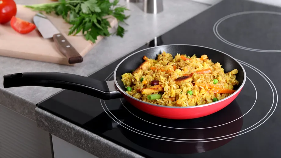 Sindromul orezului prăjit, afecțiunea fatală care îți pune viața în pericol. Cum trebuie să mănânci orezul, de fapt