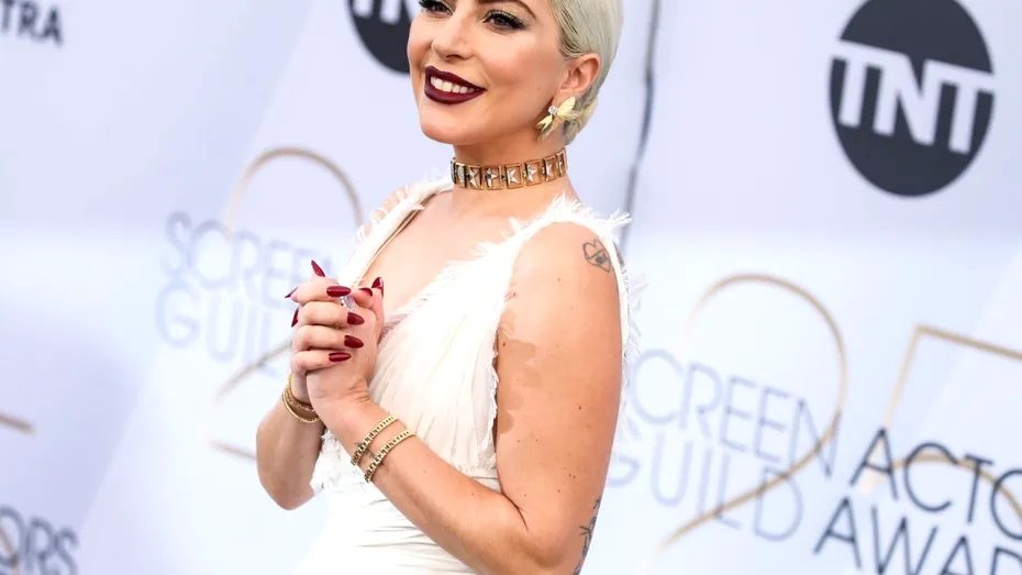 Lady Gaga a devenit mamă pentru prima dată! Cum a fost fotografiată artista cu bebelușul ei