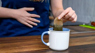 Ceaiuri naturale pentru calmarea stomacului, după masa de Paște: balonare și arsuri gastrice