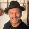 Poți să recunoști tânărul chipeș din imagine? Astăzi este un bucătar celebru în România. A dezvăluit fanilor o fotografie rară din anii ’80