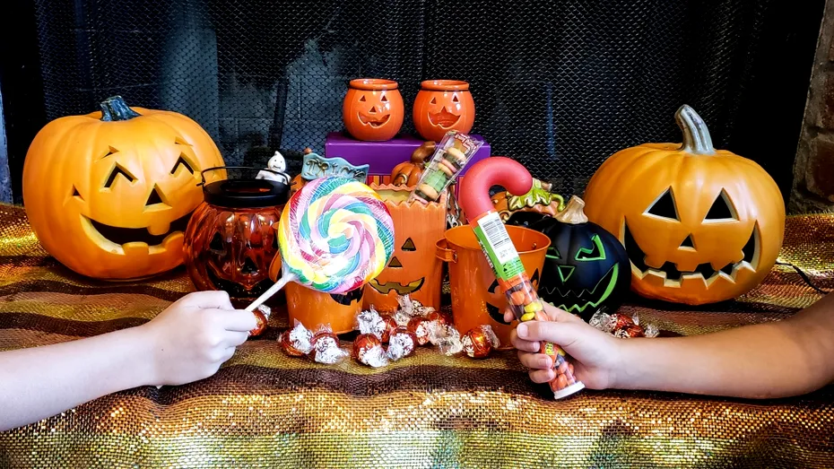 De Halloween, nu dulciurile îi rănesc pe copii, ci vorbele noastre! Psihologii avertizează: opriți critica legată de mâncare