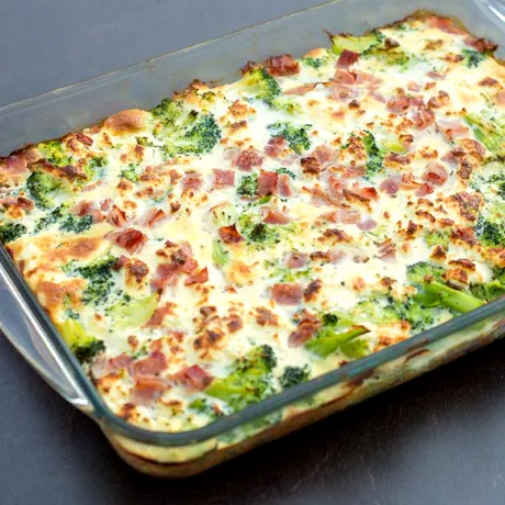 Caserolă cu șuncă din piept de pui, broccoli și orez cremos